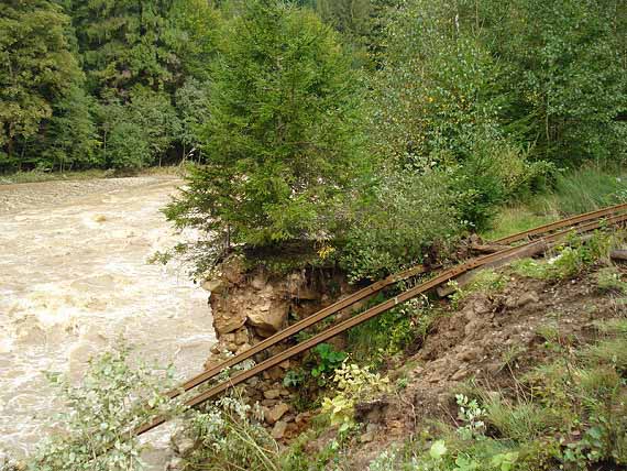 Další záběry z povodně, poškozená trať v údolí Mizuňky