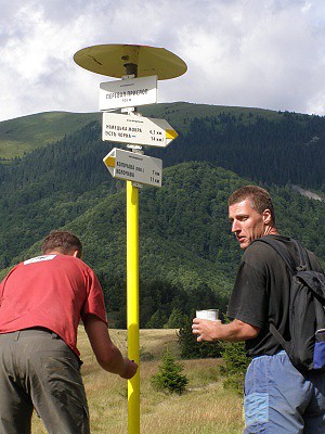 Natírání turistického rozcestníku v sedle Prislop