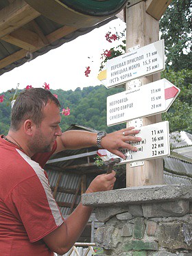 Instalace smrovch tabulek v Koloav ped etnickou stanic