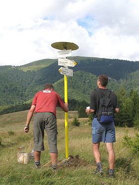 Mont turistickho rozcestnku s tabulkami v sedle Prislop